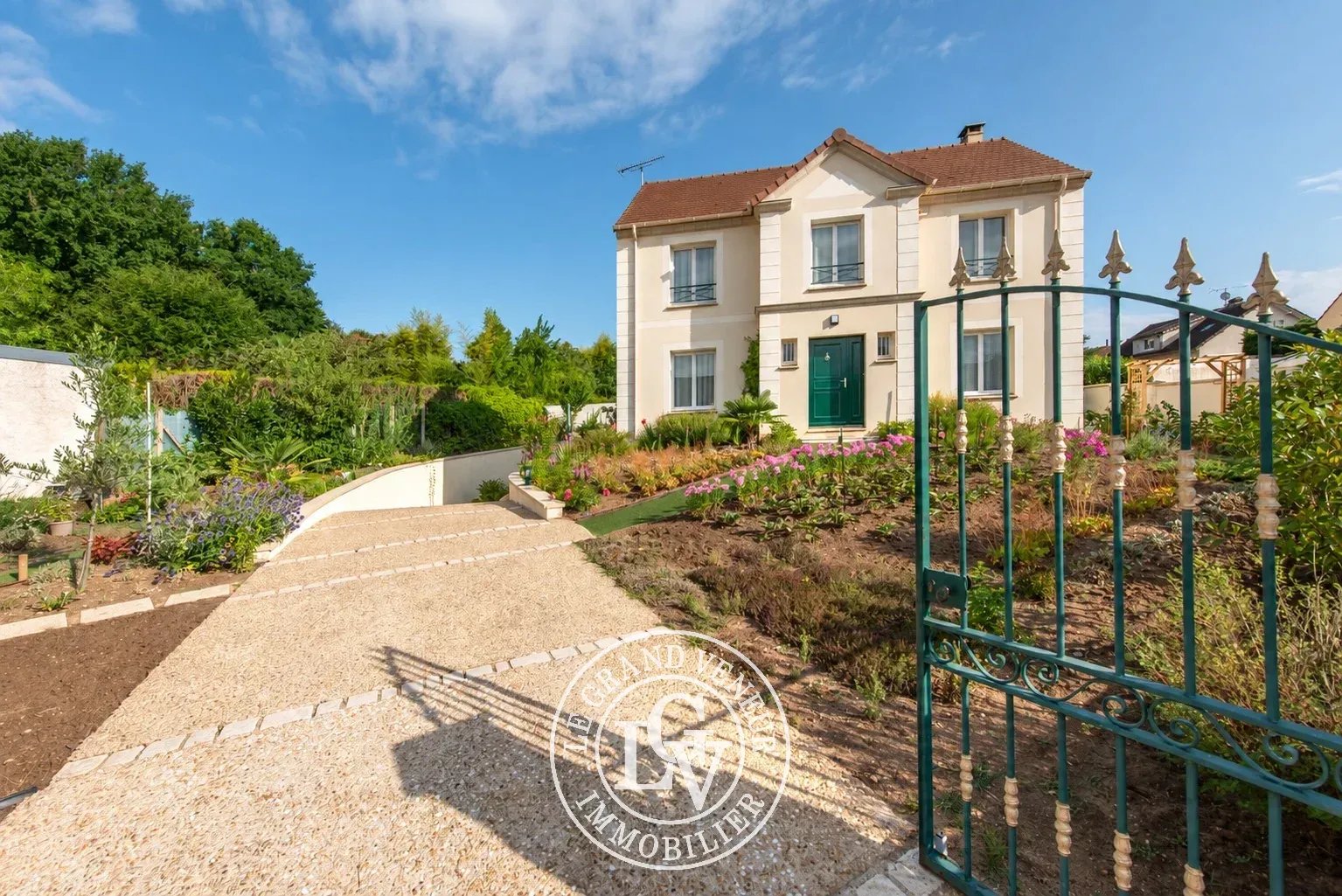 MORET SUR LOING – MAISON FAMILIALE, SOUS SOL TOTAL AVEC PISCINE