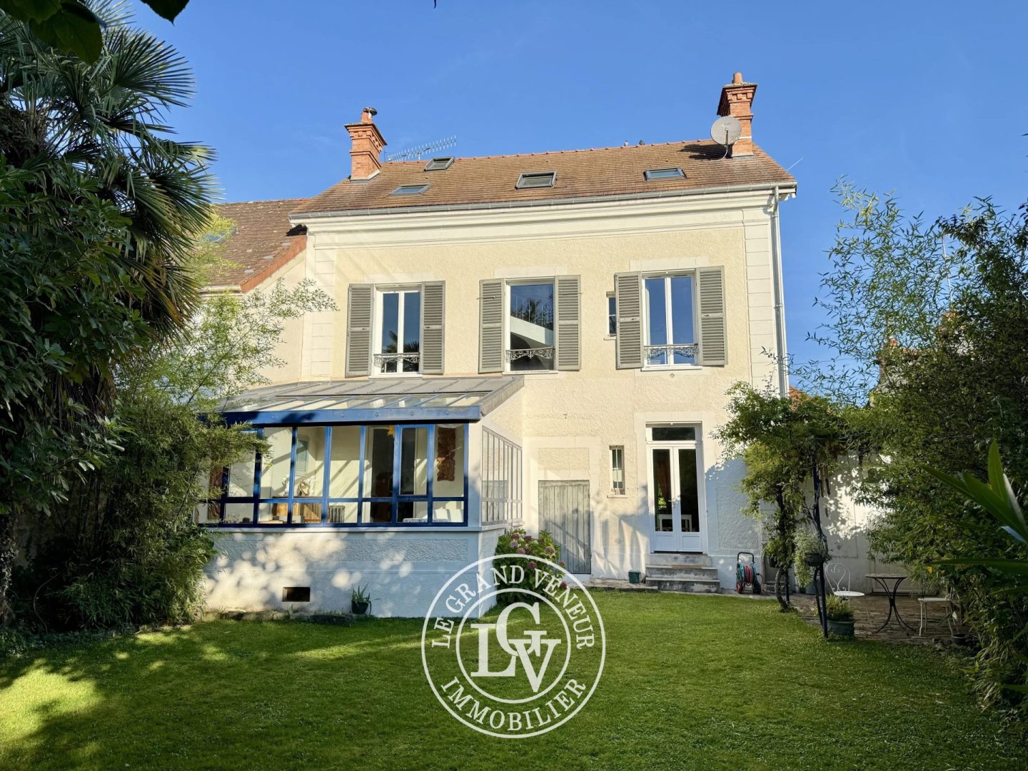 FONTAINEBLEAU – ÉLÉGANTE MAISON BOURGEOISE DE 227 M² AVEC JARDIN, VÉRANDA ET GARAGE