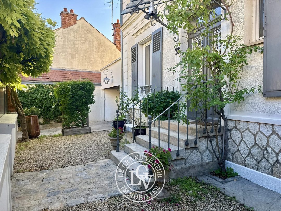 FONTAINEBLEAU – ÉLÉGANTE MAISON BOURGEOISE DE 227 M² AVEC JARDIN, VÉRANDA ET GARAGE