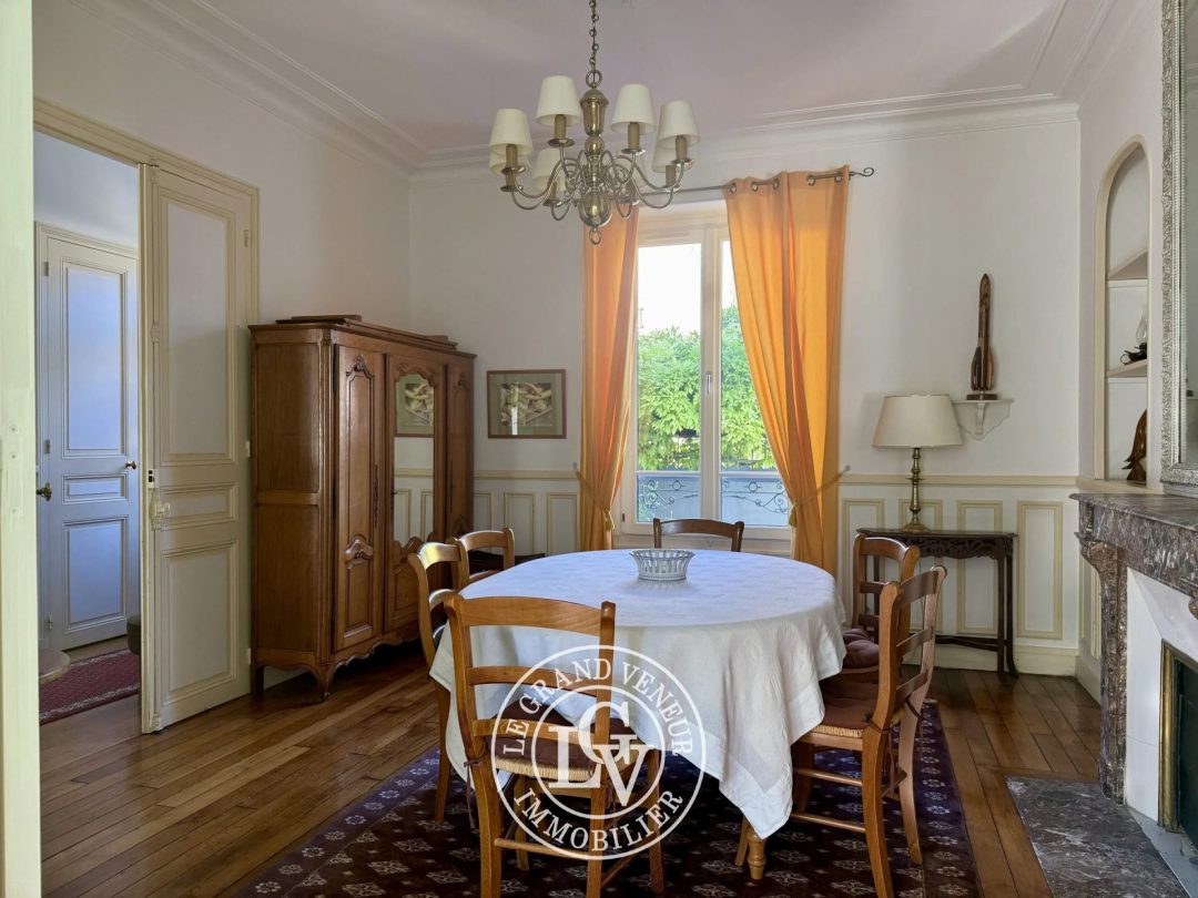 FONTAINEBLEAU – ÉLÉGANTE MAISON BOURGEOISE DE 227 M² AVEC JARDIN, VÉRANDA ET GARAGE