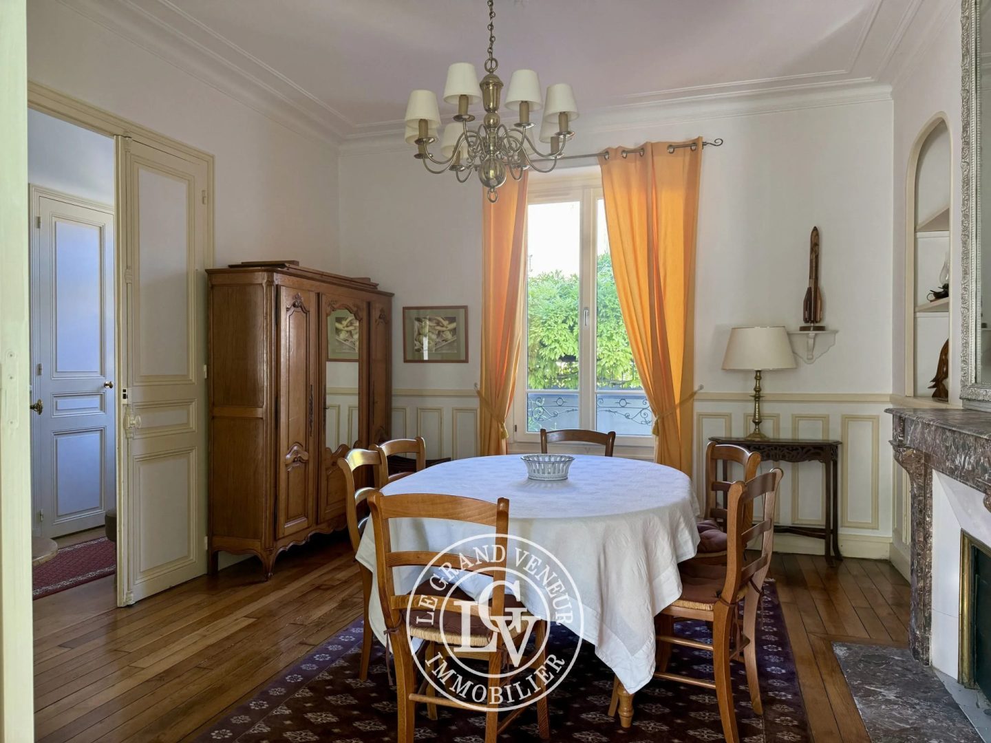 FONTAINEBLEAU – ÉLÉGANTE MAISON BOURGEOISE DE 227 M² AVEC JARDIN, VÉRANDA ET GARAGE