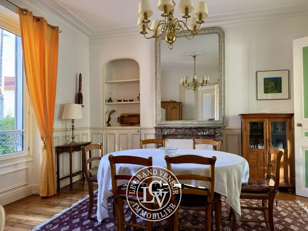 FONTAINEBLEAU – ÉLÉGANTE MAISON BOURGEOISE DE 227 M² AVEC JARDIN, VÉRANDA ET GARAGE