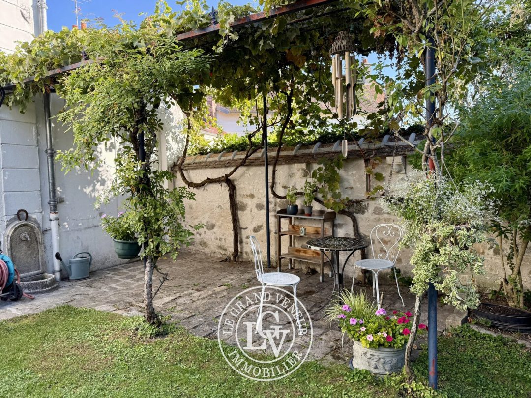 FONTAINEBLEAU – ÉLÉGANTE MAISON BOURGEOISE DE 227 M² AVEC JARDIN, VÉRANDA ET GARAGE