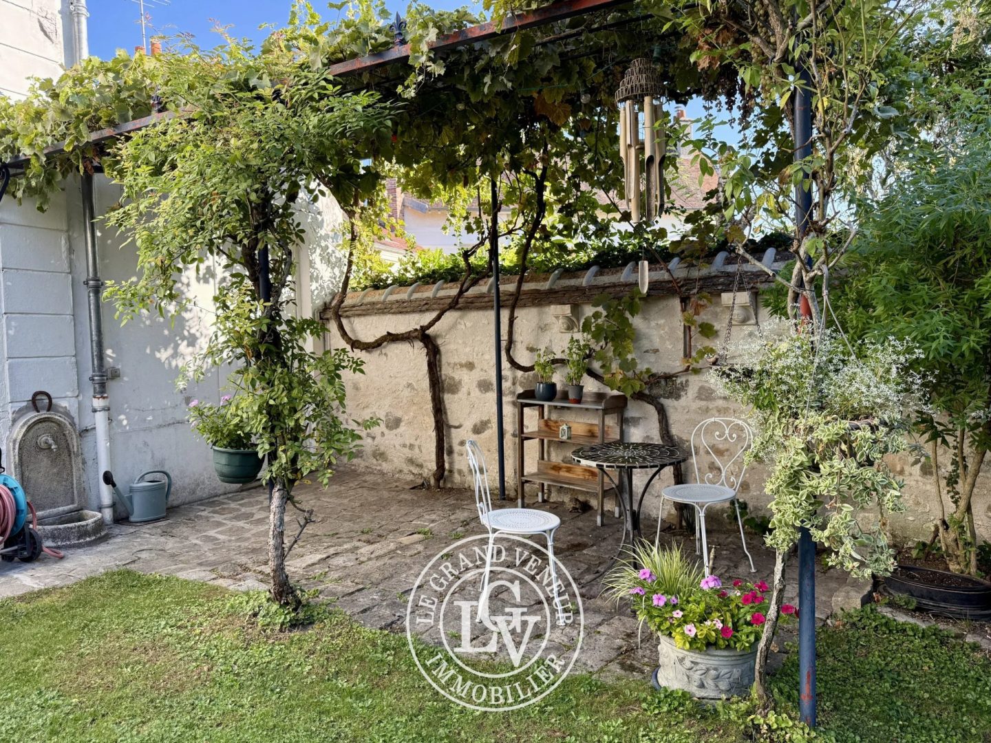 FONTAINEBLEAU – ÉLÉGANTE MAISON BOURGEOISE DE 227 M² AVEC JARDIN, VÉRANDA ET GARAGE