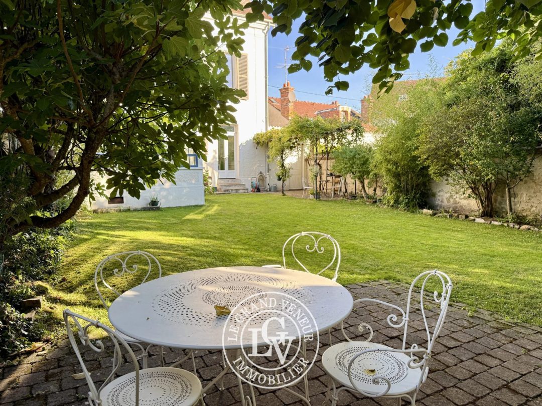 FONTAINEBLEAU – ÉLÉGANTE MAISON BOURGEOISE DE 227 M² AVEC JARDIN, VÉRANDA ET GARAGE