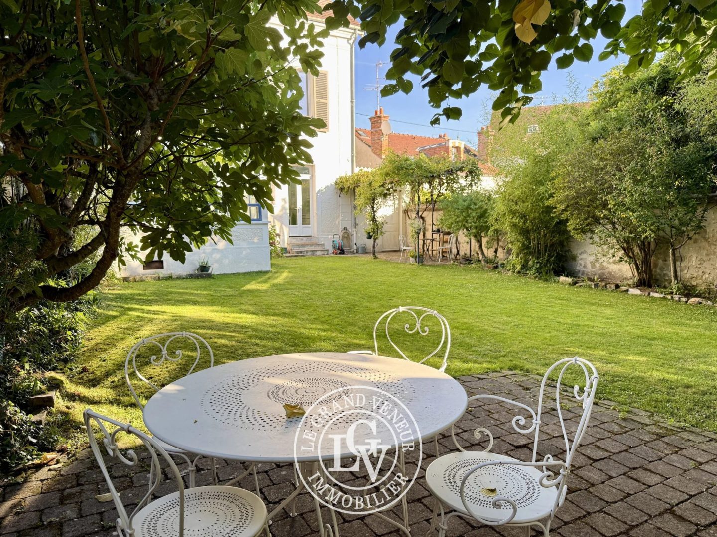 FONTAINEBLEAU – ÉLÉGANTE MAISON BOURGEOISE DE 227 M² AVEC JARDIN, VÉRANDA ET GARAGE