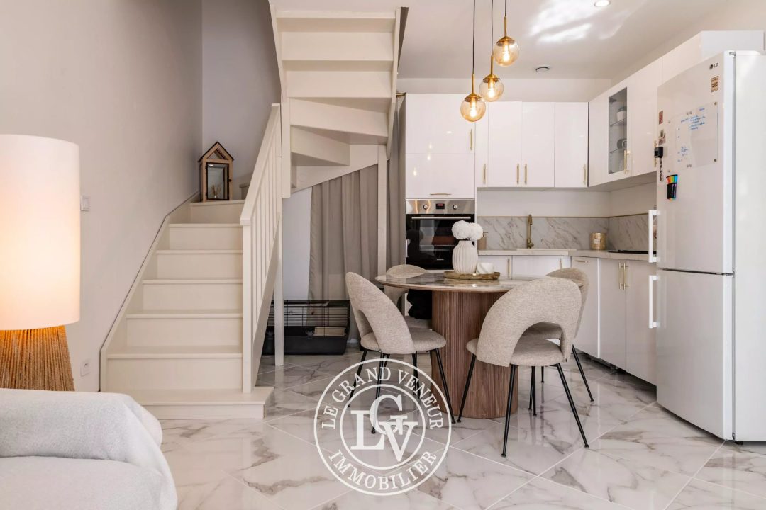 BOISSETTES –  DEUX PIÈCES RÉNOVÉES EN DUPLEX – COUR ET STATIONNEMENTS PRIVATIFS