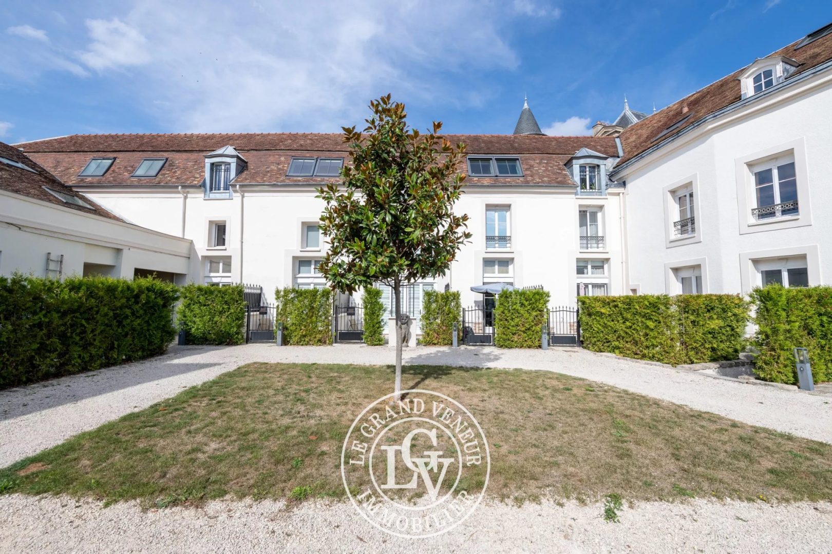SAINT FARGEAU-PONTHIERRY – DEUX PIÈCES RÉNOVÉES EN DUPLEX – COUR ET STATIONNEMENTS PRIVATIFS