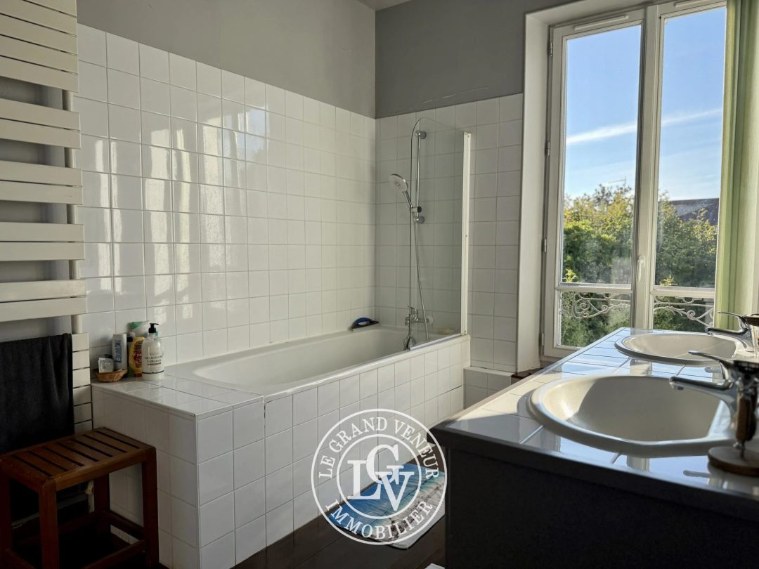 FONTAINEBLEAU – ÉLÉGANTE MAISON BOURGEOISE DE 227 M² AVEC JARDIN, VÉRANDA ET GARAGE