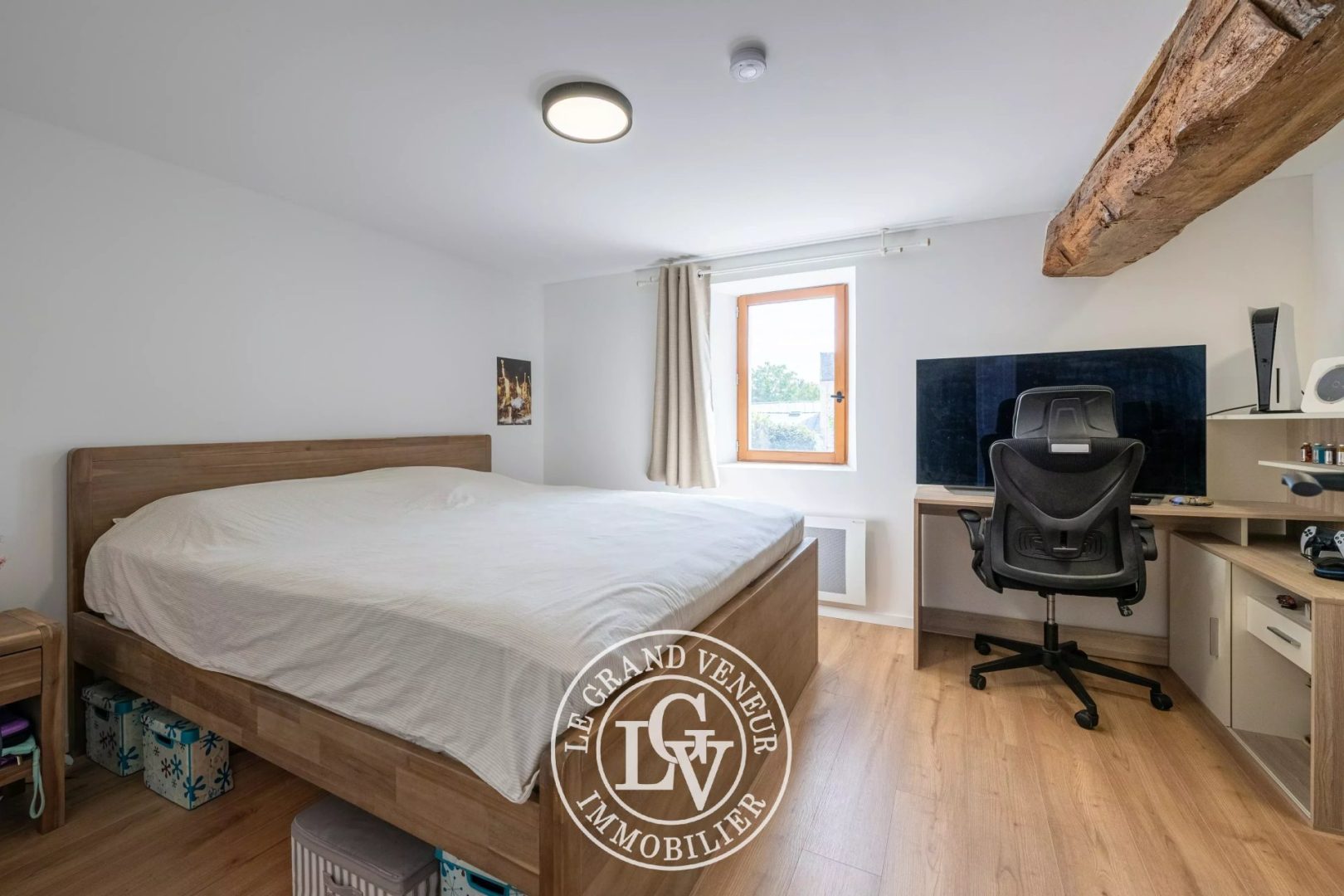 SAINT FARGEAU-PONTHIERRY – DEUX PIÈCES RÉNOVÉES EN DUPLEX – COUR ET STATIONNEMENTS PRIVATIFS