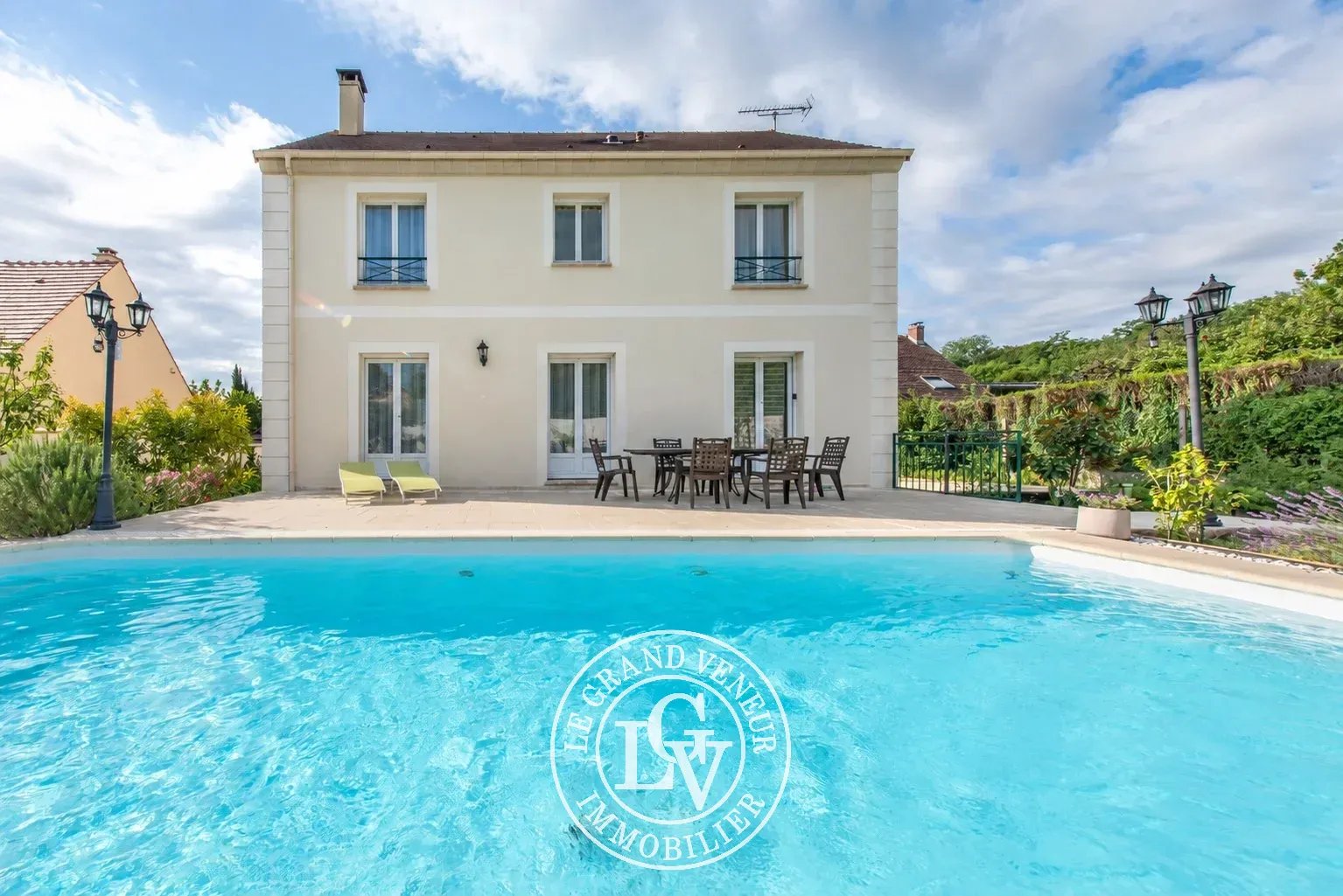 MORET SUR LOING – MAISON FAMILIALE, SOUS SOL TOTAL AVEC PISCINE