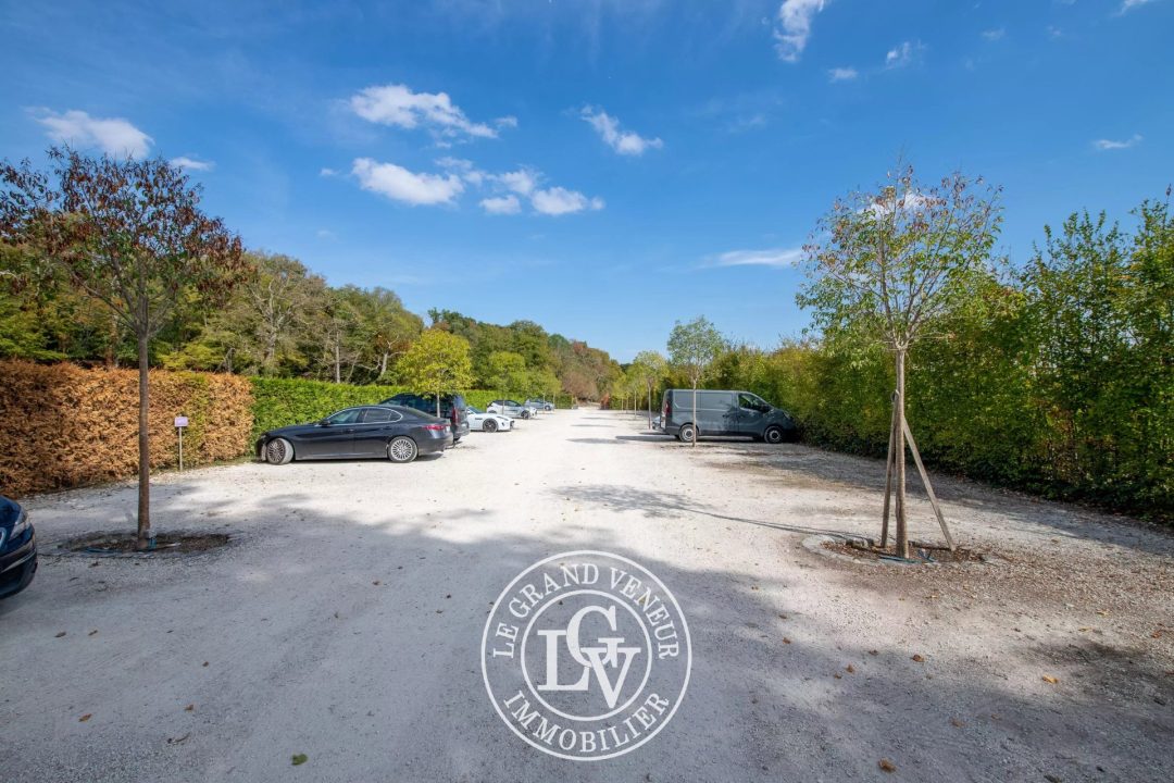 SAINT FARGEAU-PONTHIERRY –  DEUX PIÈCES RÉNOVÉES EN DUPLEX – COUR ET STATIONNEMENTS PRIVATIFS