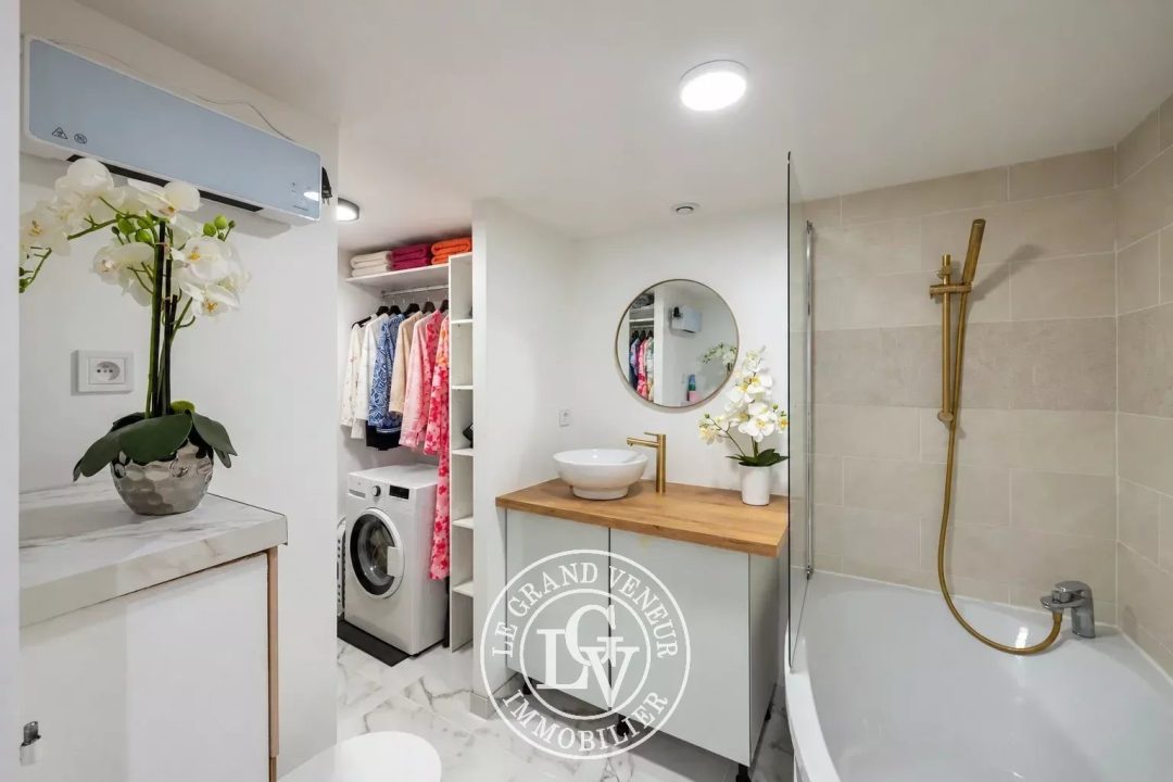 SAINT FARGEAU-PONTHIERRY –  DEUX PIÈCES RÉNOVÉES EN DUPLEX – COUR ET STATIONNEMENTS PRIVATIFS