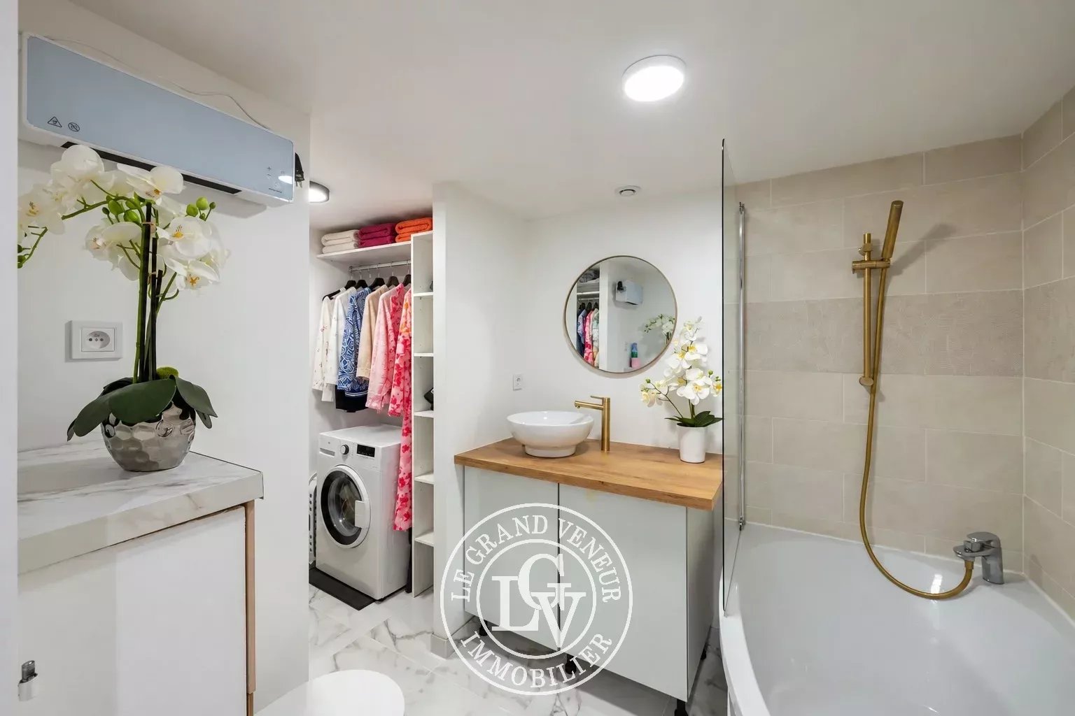 BOISSETTES – DEUX PIÈCES RÉNOVÉES EN DUPLEX – COUR ET STATIONNEMENTS PRIVATIFS