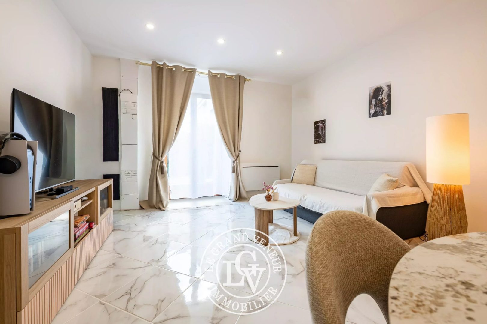 BOISSETTES – DEUX PIÈCES RÉNOVÉES EN DUPLEX – COUR ET STATIONNEMENTS PRIVATIFS