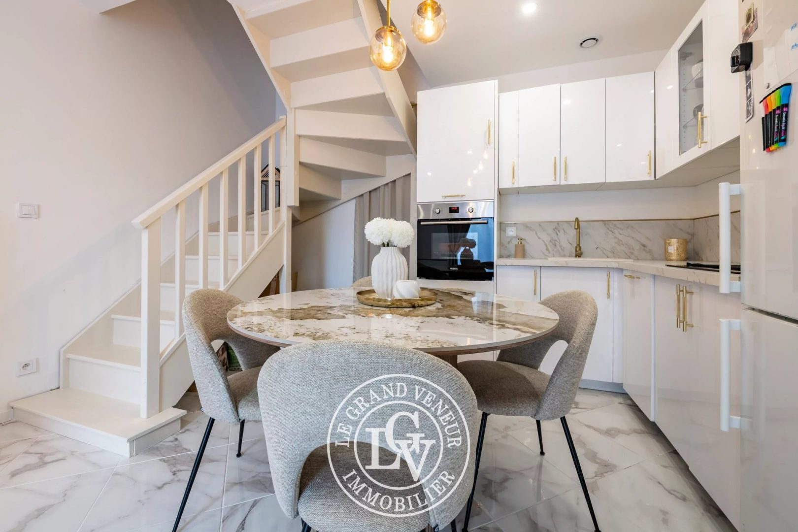 BOISSETTES – DEUX PIÈCES RÉNOVÉES EN DUPLEX – COUR ET STATIONNEMENTS PRIVATIFS
